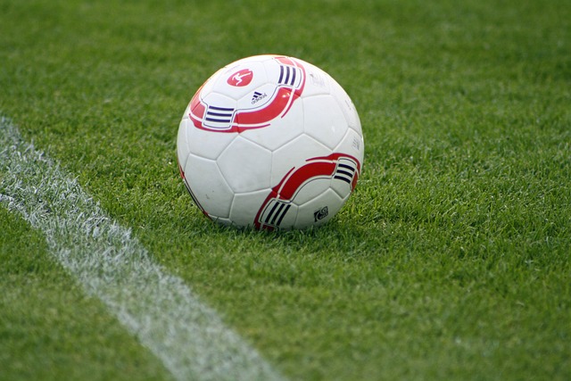 男生在地铁cos哪吒被围观要合影.